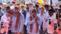 MULIA-PAS diiringi parade budaya dan ribuan pendukung mendaftar ke KPU Bali, Kamis (29/8/2024). Foto: hen MULIA-PAS diiringi parade budaya dan ribuan pendukung mendaftar ke KPU Bali, Kamis (29/8/2024). Foto: hen