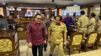ADI Wiryatama berjalan bersama Pj. Gubernur SM Mahendra Jaya usai rapat paripurna DPRD Bali, Senin (26/8/2024). Foto: hen ADI Wiryatama berjalan bersama Pj. Gubernur SM Mahendra Jaya usai rapat paripurna DPRD Bali, Senin (26/8/2024). Foto: hen