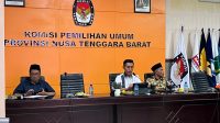 ANGGOTA KPU NTB, Halidy (kiri), Agus Hilman, dan Mastur, saat memberi keterangan kepada wartawan terkait kesiapan pendaftaran paslon Pilgub NTB, Senin (26/8/2024). Foto: ist ANGGOTA KPU NTB, Halidy (kiri), Agus Hilman, dan Mastur, saat memberi keterangan kepada wartawan terkait kesiapan pendaftaran paslon Pilgub NTB, Senin (26/8/2024). Foto: ist