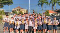 KEPALA SMP PGRI 2 Denpasar, Ayu Sri Wahyuni, foto bersama siswa berprestasi usai apel pagi, Senin (5/8/2024). Foto: ist KEPALA SMP PGRI 2 Denpasar, Ayu Sri Wahyuni, foto bersama siswa berprestasi usai apel pagi, Senin (5/8/2024). Foto: ist