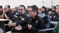 KETUA Bawaslu Badung, Putu Hery Indrawan (kanan), saat minta penjelasan KPU Badung atas terdapat data pemilih yang tidak sesuai dalam DPHP pada pleno DPHP, Sabtu (10/8/2024). Foto: ist KETUA Bawaslu Badung, Putu Hery Indrawan (kanan), saat minta penjelasan KPU Badung atas terdapat data pemilih yang tidak sesuai dalam DPHP pada pleno DPHP, Sabtu (10/8/2024). Foto: ist