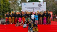 PARA penari Gandrang Bulo, Derap Laskar Bugis dan pencak silat Bugis yang dibawakan paguyuban Bugis foto bersama saat Pagelaran Pembauran Kebangsaan yang digelar Forum Pembauran Kebangsaan (FPK) Kota Denpasar pada Sabtu (10/8/2024) di Lapangan Puputan Badung ( I Gusti Ngurah Made Agung). Foto: ist PARA penari Gandrang Bulo, Derap Laskar Bugis dan pencak silat Bugis yang dibawakan paguyuban Bugis foto bersama saat Pagelaran Pembauran Kebangsaan yang digelar Forum Pembauran Kebangsaan (FPK) Kota Denpasar pada Sabtu (10/8/2024) di Lapangan Puputan Badung ( I Gusti Ngurah Made Agung). Foto: ist