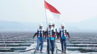 DIREKTUR Utama PLN, Darmawan Prasodjo (kedua dari kiri); didampingi Direktur Manajemen Pembangkitan PLN Adi Lumakso (kiri); Direktur Utama PLN Nusantara Power, Ruly Firmansyah (kanan); dan Managing Director Masdar Asia Pacific, Sujit S. Parhar (kedua dari kanan), berjalan diantara panel surya dengan menggenggam bendera merah putih saat meninjau pembangkit listrik tenaga surya (PLTS) terapung Cirata di Purwakarta, Jawa Barat yang menjadi PLTS Terapung terbesar di Asia Tenggara. Foto: ist DIREKTUR Utama PLN, Darmawan Prasodjo (kedua dari kiri); didampingi Direktur Manajemen Pembangkitan PLN Adi Lumakso (kiri); Direktur Utama PLN Nusantara Power, Ruly Firmansyah (kanan); dan Managing Director Masdar Asia Pacific, Sujit S. Parhar (kedua dari kanan), berjalan diantara panel surya dengan menggenggam bendera merah putih saat meninjau pembangkit listrik tenaga surya (PLTS) terapung Cirata di Purwakarta, Jawa Barat yang menjadi PLTS Terapung terbesar di Asia Tenggara. Foto: ist
