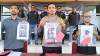 POLISI menunjukkan barang bukti pelaku judi online. Foto: ist POLISI menunjukkan barang bukti pelaku judi online. Foto: ist