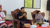 KABID Pembinaan SD Disdikpora Kota Denpasar, I Nyoman Suriawan (tengah), saat rapat rutin Kelompok Kerja Kepala Sekolah (K3S) Denpasar Timur, Kamis (8/8/2024). Foto: ist KABID Pembinaan SD Disdikpora Kota Denpasar, I Nyoman Suriawan (tengah), saat rapat rutin Kelompok Kerja Kepala Sekolah (K3S) Denpasar Timur, Kamis (8/8/2024). Foto: ist