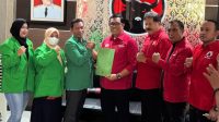 KOMANG Gede Sanjaya (empat kiri) saat menerima dukungan dari PPP di DPD PDIP Bali, Rabu (28/8/2024). Foto: hen KOMANG Gede Sanjaya (empat kiri) saat menerima dukungan dari PPP di DPD PDIP Bali, Rabu (28/8/2024). Foto: hen