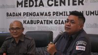 KOMISIONER Putra Wiratma (kanan) mengingatkan para kepala desa menjaga netralitas saat Pilkada Serentak 2024, Senin (26/8/2024). Foto: ist KOMISIONER Putra Wiratma (kanan) mengingatkan para kepala desa menjaga netralitas saat Pilkada Serentak 2024, Senin (26/8/2024). Foto: ist