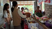 PETUGAS Loka POM memberikan edukasi sekaligus pengawasan ke sejumlah kantin sekolah. Foto: ist PETUGAS Loka POM memberikan edukasi sekaligus pengawasan ke sejumlah kantin sekolah. Foto: ist