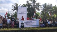 MASYARAKAT desa terdampak rencana pembangunan Tol Gilimanuk-Mengwi se-Kabupaten Tabanan melakukan aksi menuntut kepastian dari pemerintah, di area persawahan nonproduktif yang akan dijadikan jalan tol, di Desa Antosari, Selemadeg Barat, Kamis (8/8/2024). Foto: ist MASYARAKAT desa terdampak rencana pembangunan Tol Gilimanuk-Mengwi se-Kabupaten Tabanan melakukan aksi menuntut kepastian dari pemerintah, di area persawahan nonproduktif yang akan dijadikan jalan tol, di Desa Antosari, Selemadeg Barat, Kamis (8/8/2024). Foto: ist