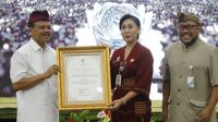 KEPALA Dinas Tenaga Kerja Kabupaten Gianyar, Ida Ayu Ketut Surya Adnyani, menerima penghargaan Paritrana Award dari BPJS Ketenagakerjaan. Foto: ist KEPALA Dinas Tenaga Kerja Kabupaten Gianyar, Ida Ayu Ketut Surya Adnyani, menerima penghargaan Paritrana Award dari BPJS Ketenagakerjaan. Foto: ist