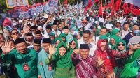 RIBUAN orang mengantarkan paslon Rohmi-Firin mendaftar ke KPU NTB. Foto: ist RIBUAN orang mengantarkan paslon Rohmi-Firin mendaftar ke KPU NTB. Foto: ist
