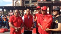 JAJARAN DPC PDI Perjuangan Kota Denpasar, saat pemberian tanda kasih kepada Kelompok Pecinta Sungai Kota Denpasar dan petugas kebersihan di Kawasan Tukad Badung Denpasar, Sabtu (10/8/2024). Foto: tra JAJARAN DPC PDI Perjuangan Kota Denpasar, saat pemberian tanda kasih kepada Kelompok Pecinta Sungai Kota Denpasar dan petugas kebersihan di Kawasan Tukad Badung Denpasar, Sabtu (10/8/2024). Foto: tra