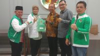 WAKIL Ketua DPP PPP, Ermalena; didampingi Ketua DPW PPP NTB, Muzihir; dan Sekretaris DPW, Moh Akri, menyerahkan SK dukungan kepada Ruslan Turmudzi untuk Pilkada Loteng 2024. Foto: ist WAKIL Ketua DPP PPP, Ermalena; didampingi Ketua DPW PPP NTB, Muzihir; dan Sekretaris DPW, Moh Akri, menyerahkan SK dukungan kepada Ruslan Turmudzi untuk Pilkada Loteng 2024. Foto: ist
