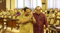 WAKIL Ketua DPRD Bali, Sugawa Korry (kanan), saat mendampingi Pj. Gubernur S.M. Mahendra Jaya memasuki Ruang Sidang Utama DPRD Bali. Foto: ist WAKIL Ketua DPRD Bali, Sugawa Korry (kanan), saat mendampingi Pj. Gubernur S.M. Mahendra Jaya memasuki Ruang Sidang Utama DPRD Bali. Foto: ist