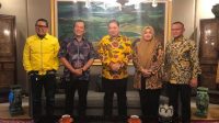 WAKIL Ketua Umum Partai Golkar, Ahmad Doli Kurnia Tandjung (kiri); saat mendampingi Ketua Umum Airlangga Hartarto dan Sekjen DPP menerima kunjungan paslon Iqbal-Dinda di kediaman Airlangga. Foto: ist WAKIL Ketua Umum Partai Golkar, Ahmad Doli Kurnia Tandjung (kiri); saat mendampingi Ketua Umum Airlangga Hartarto dan Sekjen DPP menerima kunjungan paslon Iqbal-Dinda di kediaman Airlangga. Foto: ist