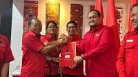 gus bota-adi arnawa rekomendasi ADI Arnawa (tiga kiri) bersama Wayan Koster (kiri), Giri Prasta (dua kiri) dan Gus Bota (kanan) foto bersama usai konsolidasi pemenangan Pilkada Serentak 2024 di aula DPD PDIP Bali, Jumat (23/8/2024). Foto: IST