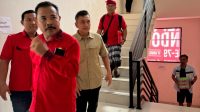 ipat di dpd pdip bali IPAT (pakaian coklat) bersama kader PDIP usai mengikuti acara konsolidasi pemenangan Pilkada Serentak 2024 di aula DPD PDIP Bali, Jumat (23/8/2024). Foto: gus hendra