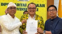 jaya negara terima rekomendasi golkar SUGAWA saat menyerahkan rekomendasi kepada pasangan bakal calon Pilkada Denpasar, IGN Jaya Negara-Arya Wibawa di aula DPD Partai Golkar Bali, Selasa (27/8/2024). Foto: gus hendra