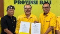 rekomendasi golkar jembrana dan karangasem SUGAWA Korry (tengah) menyerahkan rekomendasi Pilkada Karangasem kepada cawabup Pandu Prapanca Lagosa (kiri) dan Pilkada Jembrana kepada Made Suardana. Foto: gus hendra