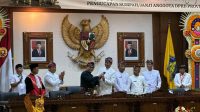 ADI Wiryatama (baju hitam) menyerahkan palu pimpinan sidang kepada Dewa Mahayadnya (Dewa Jack) sebagai simbol pergantian pimpinan DPRD Bali periode 2024-2029, Senin (2/9/2024). Foto: hen ADI Wiryatama (baju hitam) menyerahkan palu pimpinan sidang kepada Dewa Mahayadnya (Dewa Jack) sebagai simbol pergantian pimpinan DPRD Bali periode 2024-2029, Senin (2/9/2024). Foto: hen