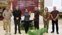 ARIYANI (tiga kiri) bersama I Dewa Agung Gede Lidartawan memegang data DPT yang ditetapkan dalam pleno KPU Bali di Sanur, Denpasar Selatan, Minggu (22/9/2024). Foto: ist ARIYANI (tiga kiri) bersama I Dewa Agung Gede Lidartawan memegang data DPT yang ditetapkan dalam pleno KPU Bali di Sanur, Denpasar Selatan, Minggu (22/9/2024). Foto: ist