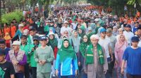 BACAGUB Sitti Rohmi Djalilah (tengah) saat bersama para pendukungnya saat kegiatan jalan santai di Kabupaten Lotim. Foto: ist BACAGUB Sitti Rohmi Djalilah (tengah) saat bersama para pendukungnya saat kegiatan jalan santai di Kabupaten Lotim. Foto: ist