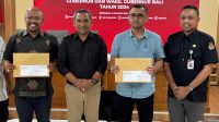 HASIL PEMERIKSAAN KESEHATAN AA Raka Nakula (dua kiri) usai menyerahkan hasil pemeriksaan kesehatan dua bakal pasangan calon Pilgub Bali kepada LO masing-masing, Rabu (4/9/2024). Foto: ist