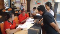 PENYERAHAN Berita Acara Pendaftaran dan Hasil Pemeriksaan Kesehatan kepada LO Bapaslon Bupati dan Wakil Bupati Tabanan 2024, di Kantor KPU Tabanan, Kamis (5/9/2024). Foto: ist PENYERAHAN Berita Acara Pendaftaran dan Hasil Pemeriksaan Kesehatan kepada LO Bapaslon Bupati dan Wakil Bupati Tabanan 2024, di Kantor KPU Tabanan, Kamis (5/9/2024). Foto: ist