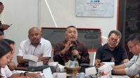 KETUA KPU Bali, I Dewa Agung Gede Lidartawan (tengah); menjelaskan soal penertiban baliho didampingi Ketua Tim Pemenangan Koster-Giri, IGN Kesuma Kelakan (kanan) dan Komandan Tim Pemenangan Mulia-PAS, Kadek Budi Prasetya (kiri). Foto: hen KETUA KPU Bali, I Dewa Agung Gede Lidartawan (tengah); menjelaskan soal penertiban baliho didampingi Ketua Tim Pemenangan Koster-Giri, IGN Kesuma Kelakan (kanan) dan Komandan Tim Pemenangan Mulia-PAS, Kadek Budi Prasetya (kiri). Foto: hen