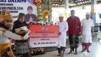 PENJABAT Bupati Jendrika menerima dana BKK dan hibah dari Bupati Nyoman Giri Prasta di Wantilan Pura Agung Kentel Gumi, Banjarangkan, Kabupaten Klungkung, Minggu (22/9/2024). Foto: ist PENJABAT Bupati Jendrika menerima dana BKK dan hibah dari Bupati Nyoman Giri Prasta di Wantilan Pura Agung Kentel Gumi, Banjarangkan, Kabupaten Klungkung, Minggu (22/9/2024). Foto: ist