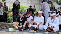 KOSTER bersama Giri Prasta tertawa lepas dalam obrolan usai sembahyang bersama di KPU Bali usai pengambilan nomor urut paslon, Senin (23/9/2024). Foto: hen KOSTER bersama Giri Prasta tertawa lepas dalam obrolan usai sembahyang bersama di KPU Bali usai pengambilan nomor urut paslon, Senin (23/9/2024). Foto: hen