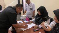 KETUA Bawaslu Kota Mataram, Muhamad Yusril (kiri) saat mendaftar mengikuti pelaksanaan tes urine pegawai Bawaslu setempat. Foto: ist KETUA Bawaslu Kota Mataram, Muhamad Yusril (kiri) saat mendaftar mengikuti pelaksanaan tes urine pegawai Bawaslu setempat. Foto: ist