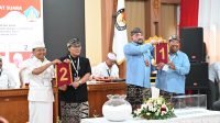 PASLON Mulia-PAS dan Koster-Giri menunjukkan nomor urut hasil undian masing-masing di KPU Bali, Senin (23/9/2024). Foto: hen PASLON Mulia-PAS dan Koster-Giri menunjukkan nomor urut hasil undian masing-masing di KPU Bali, Senin (23/9/2024). Foto: hen