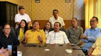 MADE Dauh Wijana (tiga kiri duduk) menjelaskan prosedur partai sebelum memutuskan memecat Ipat sebagai pengurus DPD Partai Golkar Jembrana, Senin (30/9/2024). Foto: hen MADE Dauh Wijana (tiga kiri duduk) menjelaskan prosedur partai sebelum memutuskan memecat Ipat sebagai pengurus DPD Partai Golkar Jembrana, Senin (30/9/2024). Foto: hen