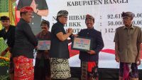 BUPATI Badung menyerahkan bantuan kepada Pemkab Bangli dan masyarakat, Minggu (22/9/2024). Foto: ist BUPATI Badung menyerahkan bantuan kepada Pemkab Bangli dan masyarakat, Minggu (22/9/2024). Foto: ist