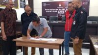 PENYERAHAN surat keterangan sehat kepada bakal paslon Bupati dan Wakil Bupati Buleleng. Foto: ist PENYERAHAN surat keterangan sehat kepada bakal paslon Bupati dan Wakil Bupati Buleleng. Foto: ist