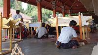 PEMBUATAN piranti pengabenan di Desa Adat Batuan. Foto: adi PEMBUATAN piranti pengabenan di Desa Adat Batuan. Foto: adi