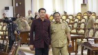 KETUA DPRD Bali Sementara, I Dewa Made Mahayadnya (kiri), berjalan memasuki ruang sidang paripurna bersama Pj. Gubernur SM Mahendra Jaya, Senin (30/9/2024). Foto: ist KETUA DPRD Bali Sementara, I Dewa Made Mahayadnya (kiri), berjalan memasuki ruang sidang paripurna bersama Pj. Gubernur SM Mahendra Jaya, Senin (30/9/2024). Foto: ist