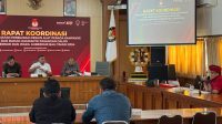 TIM Pemenangan Koster-Giri, Made Suparta, (kanan) saat menanyakan regulasi pembuatan alat peraga kampanye kepada komisioner KPU Bali pada rapat koordinasi pencermatan perbaikan desain APK dan BK calon Pilgub Bali 2024 di KPU Bali, Sabtu (28/9/2024). Foto: hen