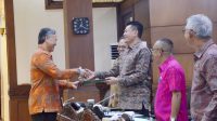 KOMANG Wirawan (kiri) menyerahkan PU Fraksi Demokrat-Nasdem kepada Ketua DPRD Bali, Dewa Made Mahayadnya, disaksikan Pj. Gubernur SM Mahendra Jaya. Foto: ist KOMANG Wirawan (kiri) menyerahkan PU Fraksi Demokrat-Nasdem kepada Ketua DPRD Bali, Dewa Made Mahayadnya, disaksikan Pj. Gubernur SM Mahendra Jaya. Foto: ist