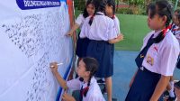 PENANDATANGANAN deklarasi anti perundungan yang dilakukan siswa SMPN 2 Denpasar di halaman sekolah setempat. Sekolah ini berkomitmen untuk menolak anti perundungan dan anti kekerasan di lingkungan sekolah maupun di masyarakat. Foto: ist PENANDATANGANAN deklarasi anti perundungan yang dilakukan siswa SMPN 2 Denpasar di halaman sekolah setempat. Sekolah ini berkomitmen untuk menolak anti perundungan dan anti kekerasan di lingkungan sekolah maupun di masyarakat. Foto: ist