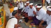 TANGKAPAN layar Camat Bangli mencakupkan tangan saat mendampingi salah satu paslon Pilkada Bangli di sebuah pura di Kecamatan Bangli. Foto: ist TANGKAPAN layar Camat Bangli mencakupkan tangan saat mendampingi salah satu paslon Pilkada Bangli di sebuah pura di Kecamatan Bangli. Foto: ist