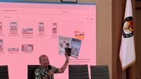 ANGGOTA KPU Bali, John Darmawan, menunjukkan dua desain APK untuk dicermati kedua tim paslon Pilgub Bali di KPU Bali, Jumat (27/9/2024). Foto: hen ANGGOTA KPU Bali, John Darmawan, menunjukkan dua desain APK untuk dicermati kedua tim paslon Pilgub Bali di KPU Bali, Jumat (27/9/2024). Foto: hen