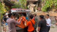 EVAKUASI jenazah warga di Banjar Pasekan Belodan, Desa Dajan Peken, Tabanan, yang terbakar di tumpukan sampah dan ranting pohon, Senin (21/10/2024). Foto: ist EVAKUASI jenazah warga di Banjar Pasekan Belodan, Desa Dajan Peken, Tabanan, yang terbakar di tumpukan sampah dan ranting pohon, Senin (21/10/2024). Foto: ist