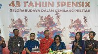 PUNCAK perayaan HUT ke-43 SMPN 6 Denpasar ditandai dengan pemotongan tumpeng oleh Kepala SMPN 6 Denpasar, Ni Nyoman Suci, pada Jumat (25/10/2024). Foto: tra PUNCAK perayaan HUT ke-43 SMPN 6 Denpasar ditandai dengan pemotongan tumpeng oleh Kepala SMPN 6 Denpasar, Ni Nyoman Suci, pada Jumat (25/10/2024). Foto: tra