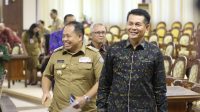 KETUA DPRD Bali, Dewa Made Mahayadnya (kanan) mendampingi Pj. Gubernur SM Mahendra Jaya memasuki ruang sidang utama DPRD Bali, senin (21/10/2024). Foto: ist KETUA DPRD Bali, Dewa Made Mahayadnya (kanan) mendampingi Pj. Gubernur SM Mahendra Jaya memasuki ruang sidang utama DPRD Bali, senin (21/10/2024). Foto: ist