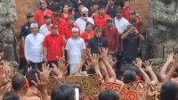 PASANGAN Koster-Giri disambut ribuan pendukungnya. Foto: adi PASANGAN Koster-Giri disambut ribuan pendukungnya. Foto: adi