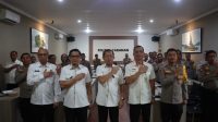 SESI foto bersama, saat Komisioner Kompolnas RI berkunjung ke Polres Tabanan, dalam rangka evaluasi pemilu dan rangkaian pengamanan Pilkada Tahun 2024, Rabu (16/10/2024). Foto: ist SESI foto bersama, saat Komisioner Kompolnas RI berkunjung ke Polres Tabanan, dalam rangka evaluasi pemilu dan rangkaian pengamanan Pilkada Tahun 2024, Rabu (16/10/2024). Foto: ist