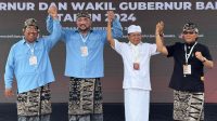 PASLON Mulia-PAS dan Koster-Giri bergandengan tangan saat deklarasi kampanye damai paslon Pilgub Bali 2024 di KPU Bali pada 23 September 2024 lalu. Mereka akan tiga kali menjalani debat kandidat. Foto: hen PASLON Mulia-PAS dan Koster-Giri bergandengan tangan saat deklarasi kampanye damai paslon Pilgub Bali 2024 di KPU Bali pada 23 September 2024 lalu. Mereka akan tiga kali menjalani debat kandidat. Foto: hen