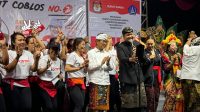 PASLON Adi-Cipta bernyanyi bersama warga saat kampanye di Desa Sading, Sempidi, Senin (28/10/2024) malam. Foto: hen PASLON Adi-Cipta bernyanyi bersama warga saat kampanye di Desa Sading, Sempidi, Senin (28/10/2024) malam. Foto: hen